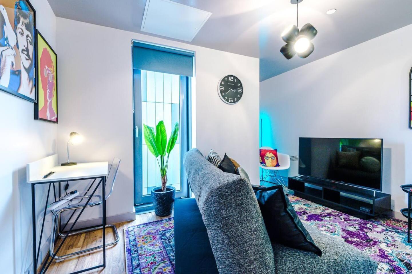 Holiday home High Reviewed 1-bed With Parking Location *